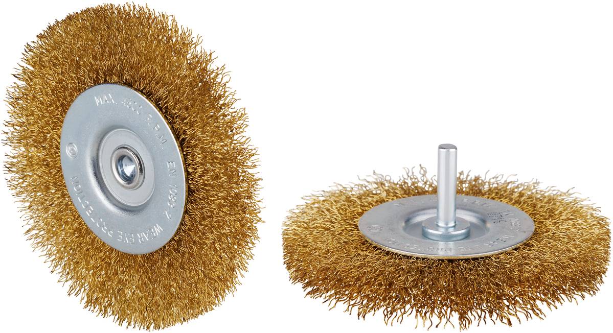 Zwei Drahtbürsten mit Messingborsten und Metallbasis. Eine Bürste steht aufrecht, die andere liegt flach. Ideal zum Schleifen.