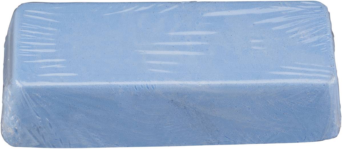 Ein rechteckiger blauer Seifenblock, in transparenter Plastikfolie eingewickelt.