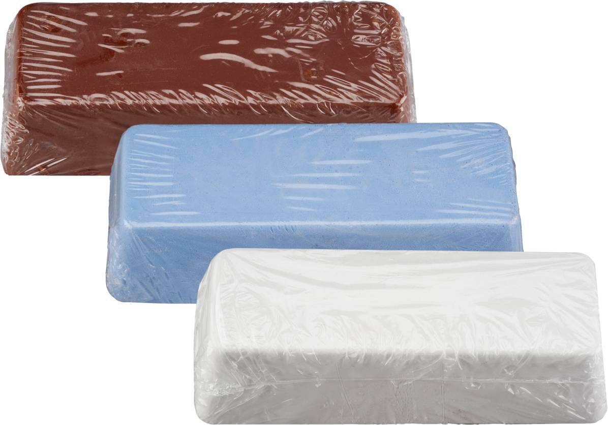 Drei in Plastikfolie verpackte Blöcke aus brauner, blauer und weißer Modelliermasse, gestapelt in einer schrägen Anordnung.