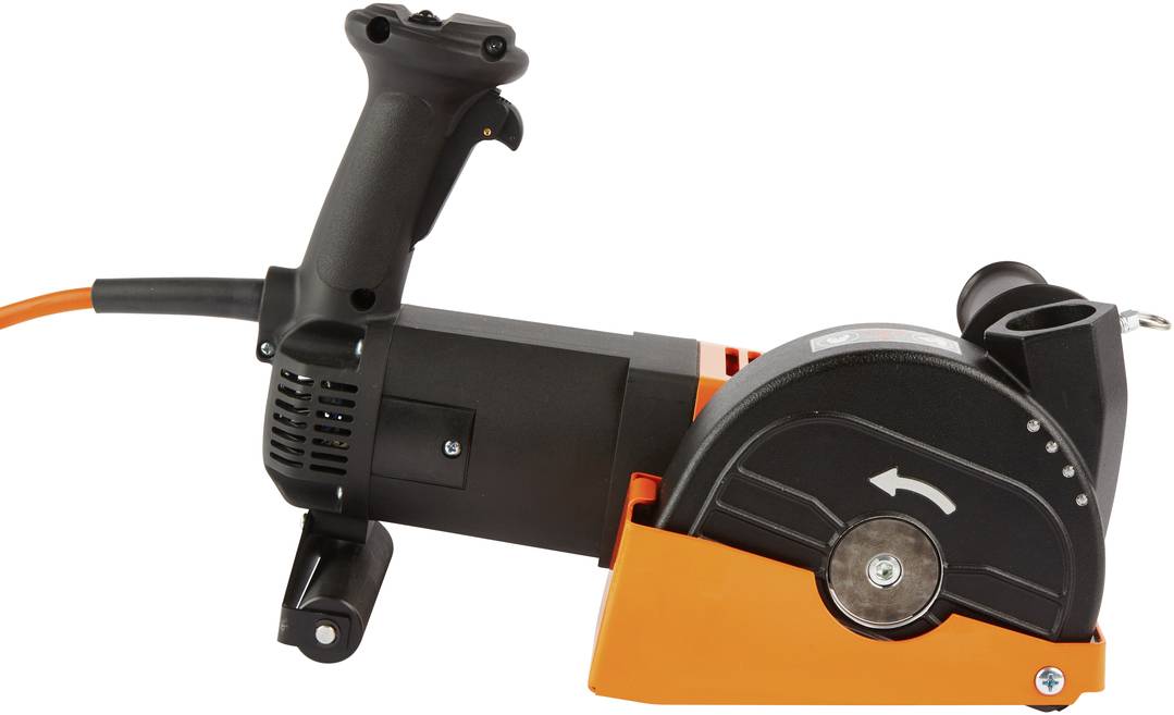 Elektrischer Wandschlitzer in schwarz-orange mit ergonomischem Griff, Schnittscheibe und Richtungspfeil auf der Schutzabdeckung.