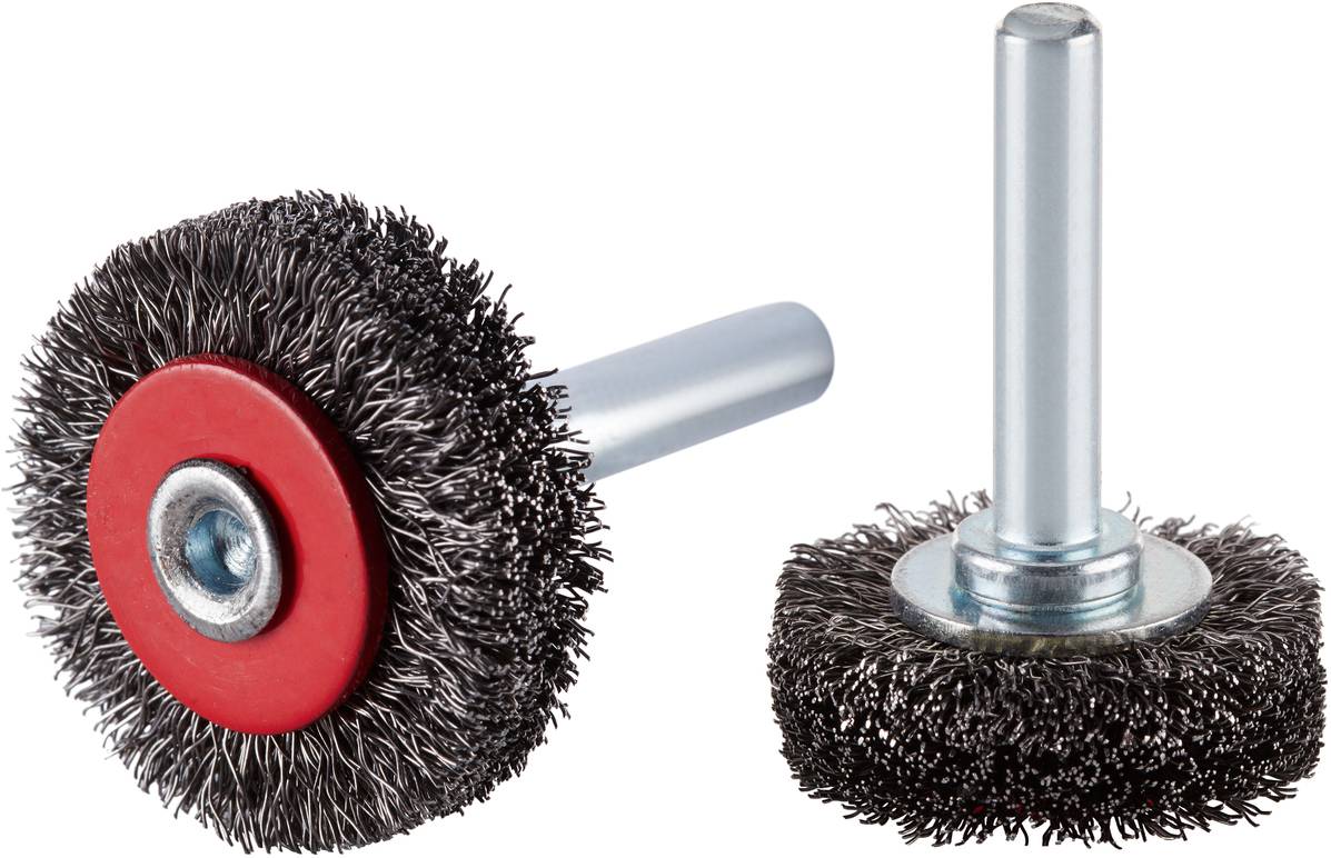 Zwei runde Drahtbürsten mit Metallschaft, eine liegend, die andere stehend, für Bohrmaschinen geeignet.