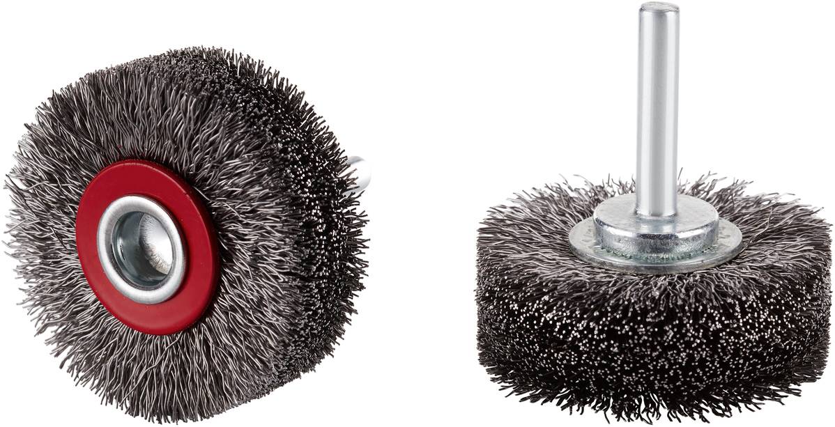 Zwei Drahtbürstenaufsätze mit Stiel zur Verwendung mit einer Bohrmaschine. Die Borsten sind dicht angeordnet, eine Bürste hat einen roten Rand.