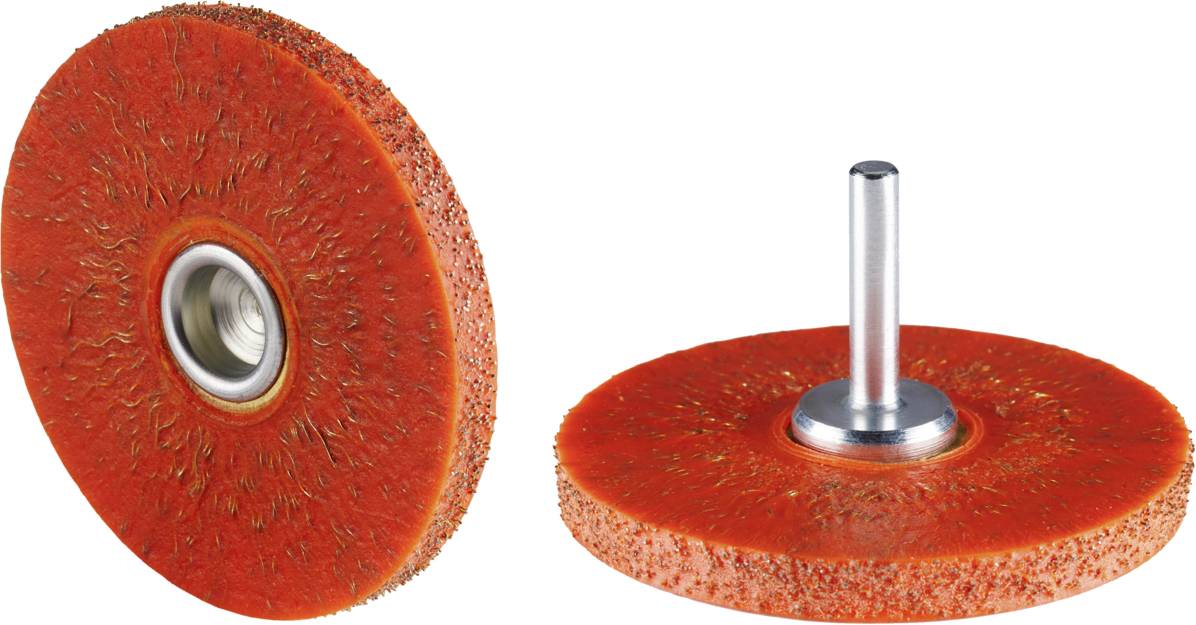 Zwei orange Schleifscheiben mit Metallmittelpunkt, eine stehend mit Dorn, die andere liegend, auf weißem Hintergrund.