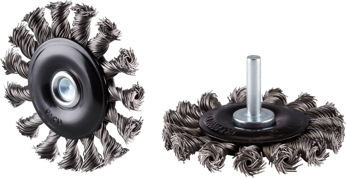 Zwei Drahtbürstenaufsätze mit gedrehten Borsten aus Stahl, eine mit Schaft und eine ohne, für Bohrmaschinen oder Winkelschleifer.