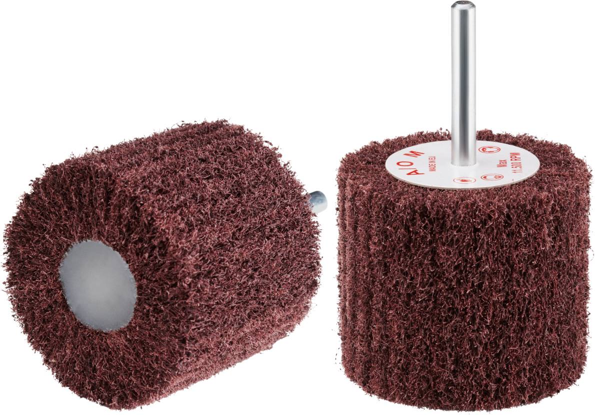 Zwei rotbraune Schleifwalzen mit Metallstiften, verwendet für Oberflächenbearbeitung. Eine steht aufrecht, die andere liegt flach davor.
