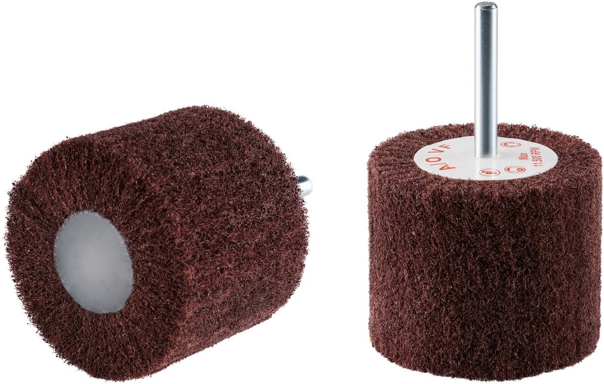 Zwei Schleifwalzen mit abrasiver, texturierter Oberfläche und zentralem Metallstift. Sie sind zylinderförmig und braun.