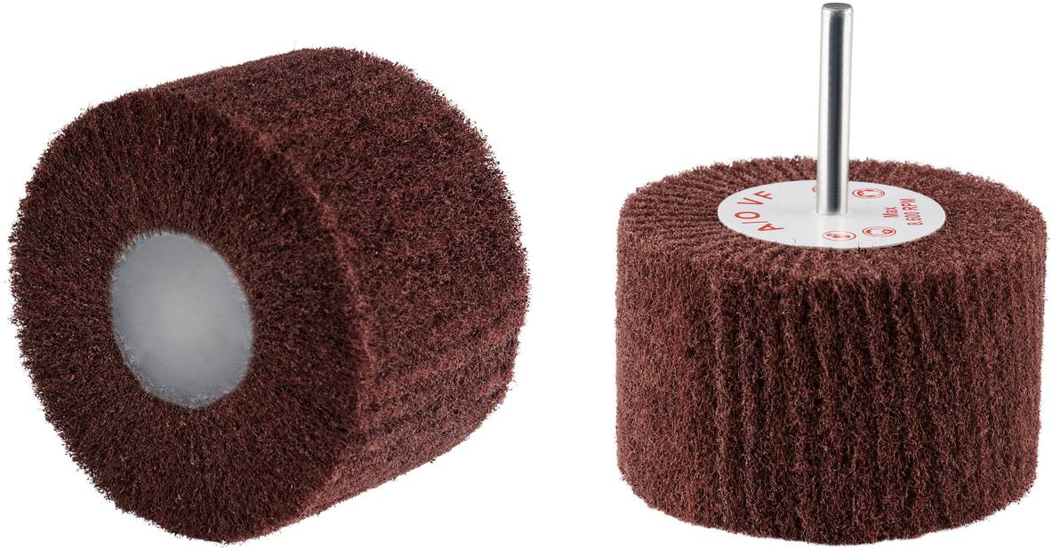 Zwei Schleifräder aus braunem Nylon mit Metallstift, geeignet für Oberflächenbearbeitung und Polieren.