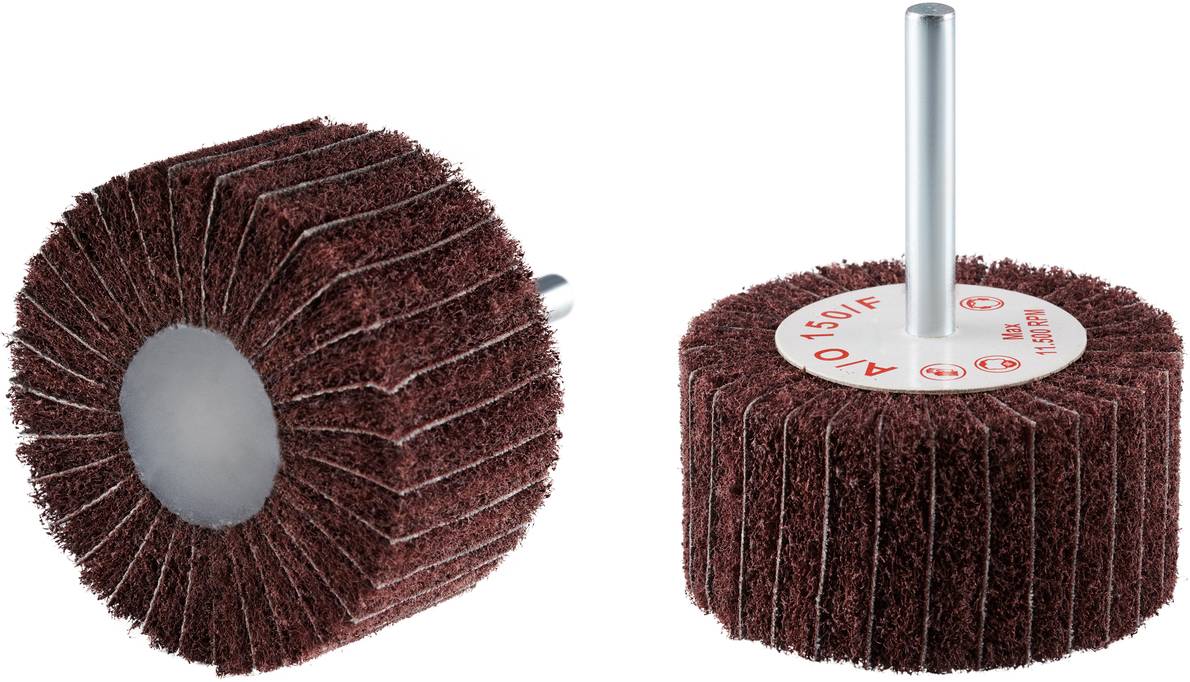 Zwei rotbraune Schleifräder mit Metallstiften, symmetrisch nebeneinander angeordnet, mit einem weißen Etikett auf der Stirnseite.