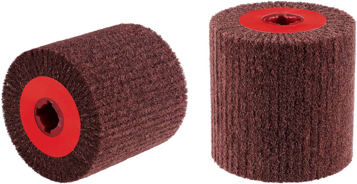 Zwei rot-braune Schleifwalzen mit rotem Innenkern, nebeneinander stehend. Sie werden zur Oberflächenbearbeitung verwendet.