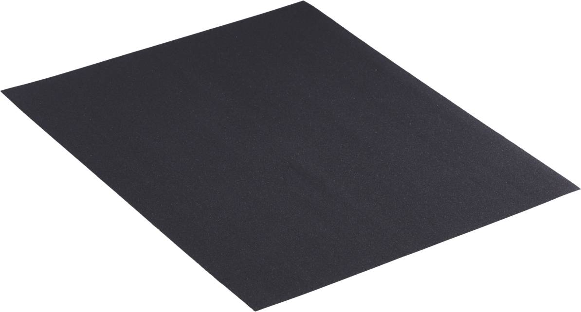 Ein rechteckiges, schwarzes Blatt Schleifpapier in diagonalem Winkel. Ideal zum Schleifen von Oberflächen in Handwerks- oder Bauprojekten.