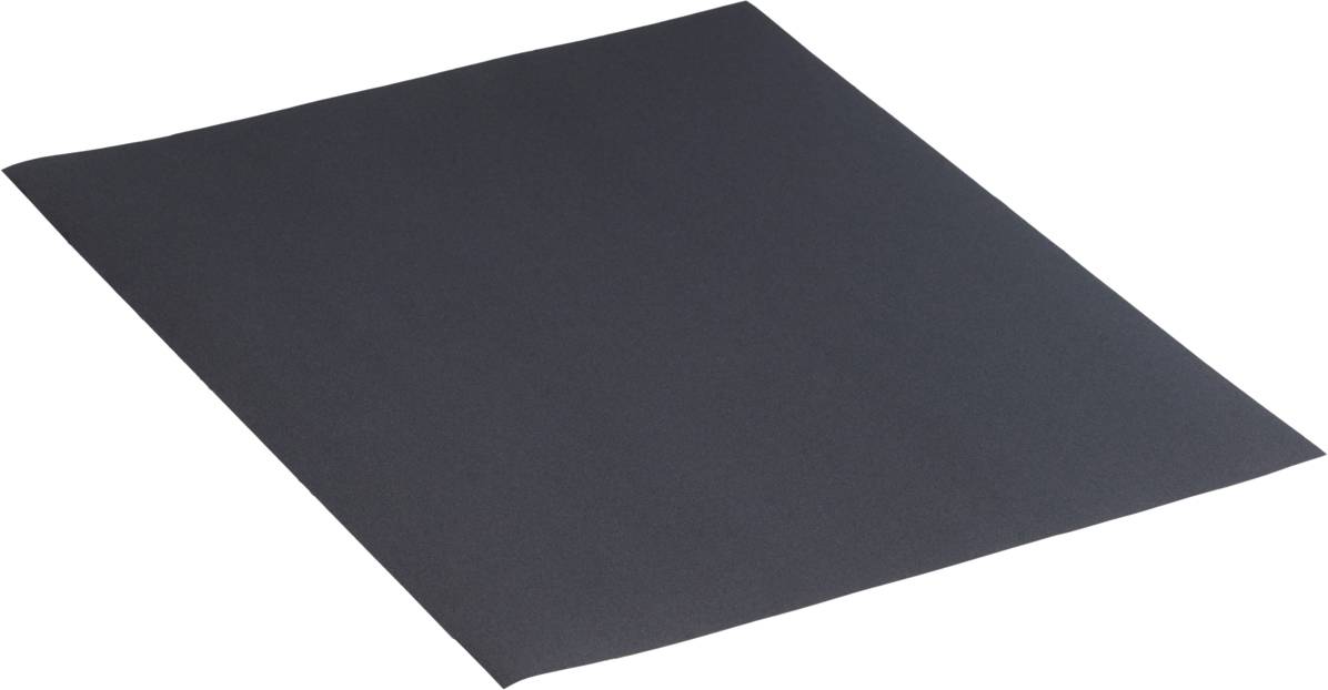 Ein einzelnes Blatt feinkörniges Schleifpapier in rechteckiger Form, schwarz, liegt flach auf einer Oberfläche.