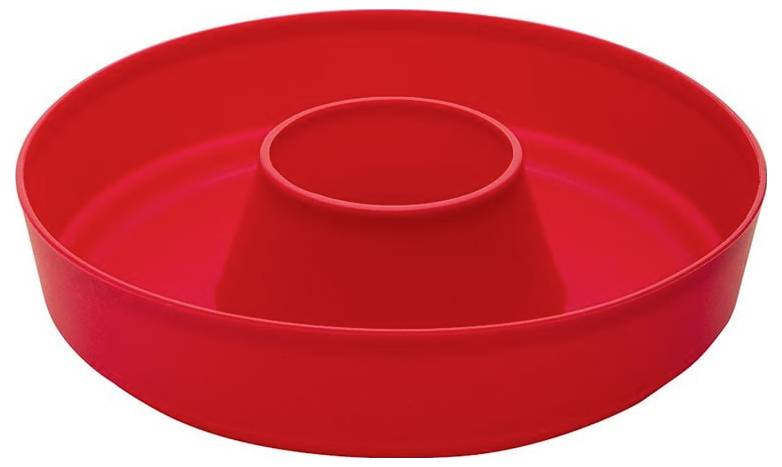 Eine rote Silikonkuchenform für Gugelhupf mit glatter Innenseite, ausgestattet mit einem zentralen Zylinder zum Herstellen eines ringförmigen Kuchens.