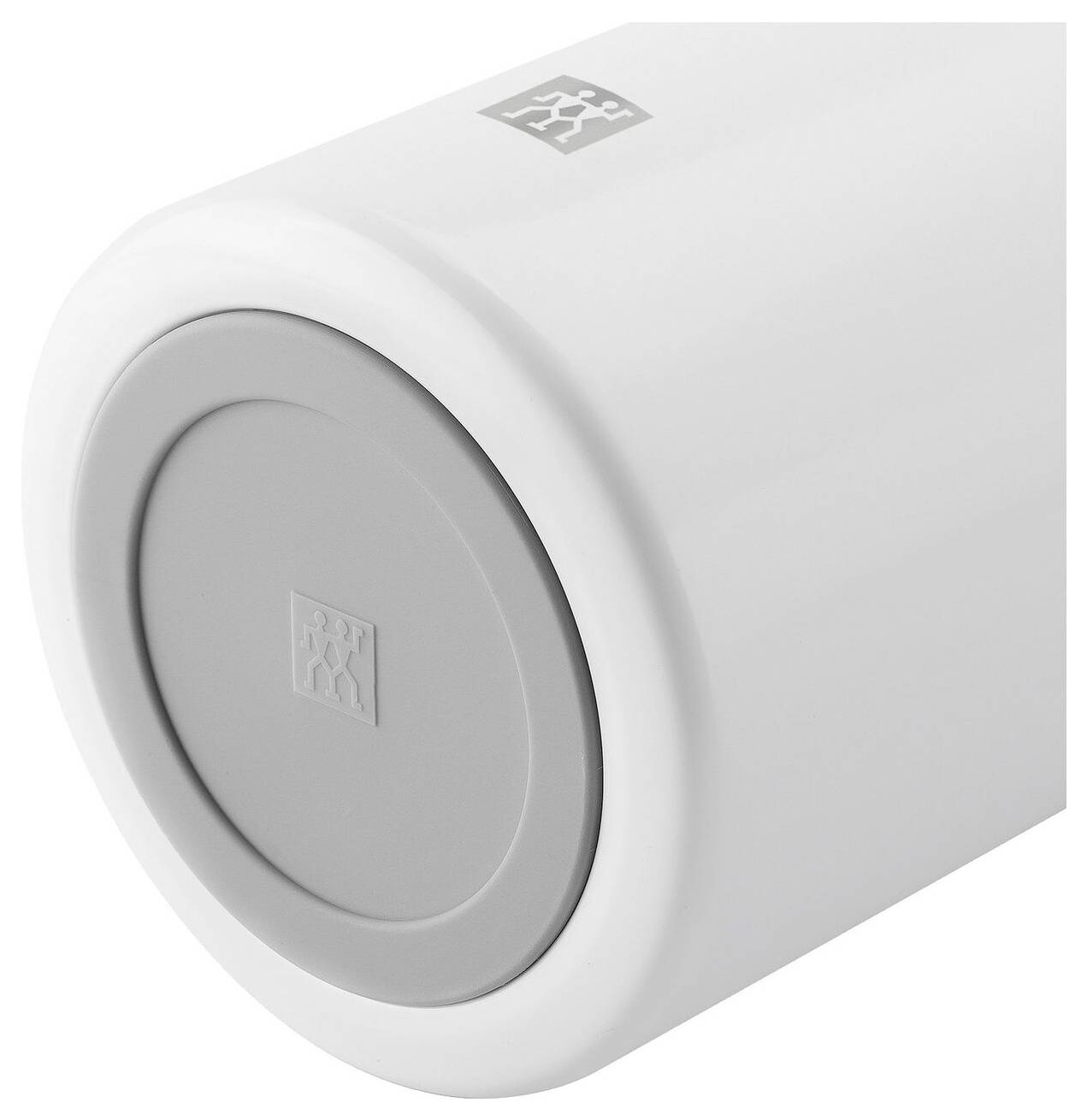 Weiße, zylindrische Küchenrolle mit grauem Boden, zeigt Logo auf der Seite. Geeignet für die Aufbewahrung von Küchenutensilien.