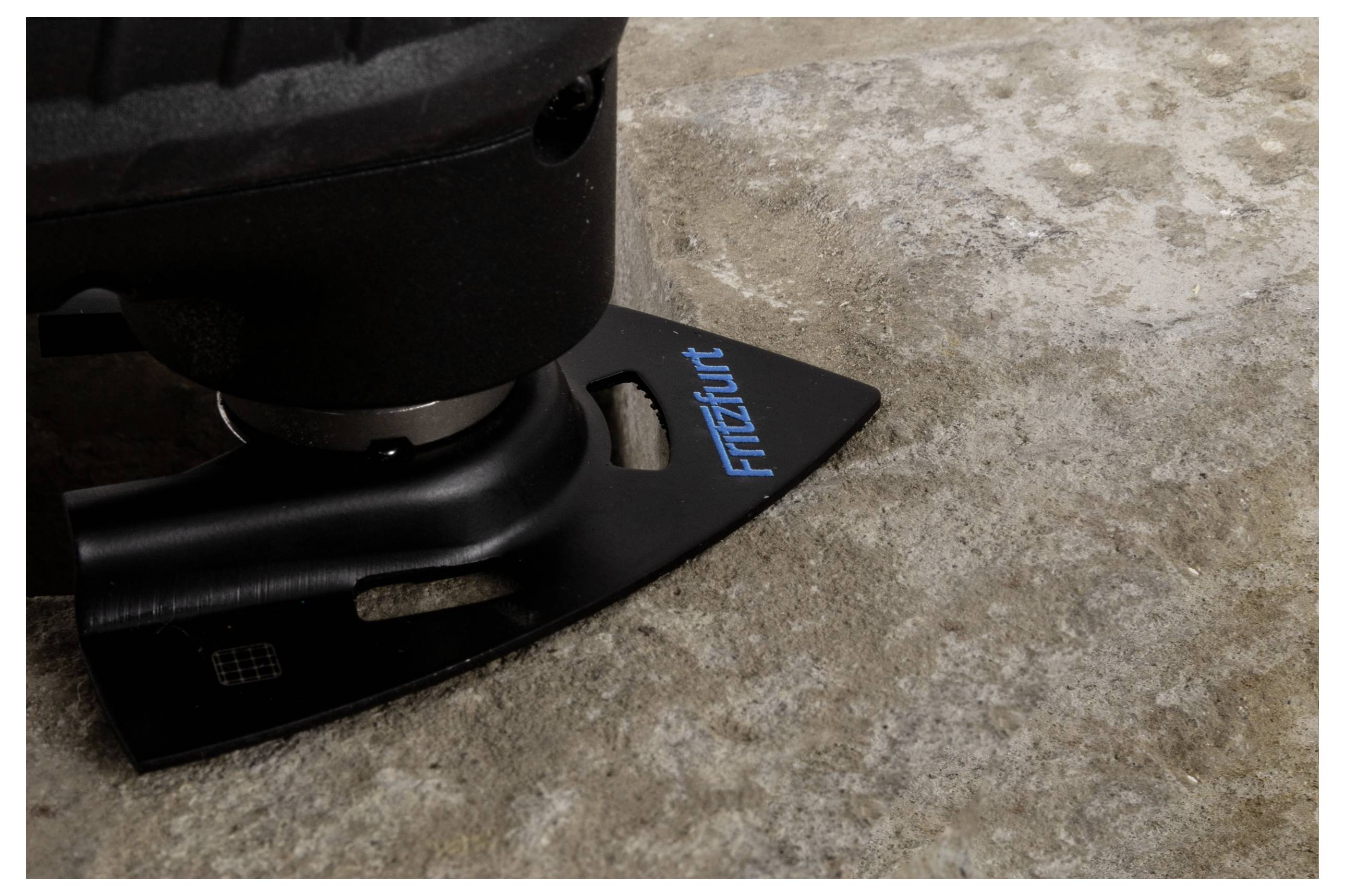 Ein schwarzes Schleifwerkzeug mit der Aufschrift 