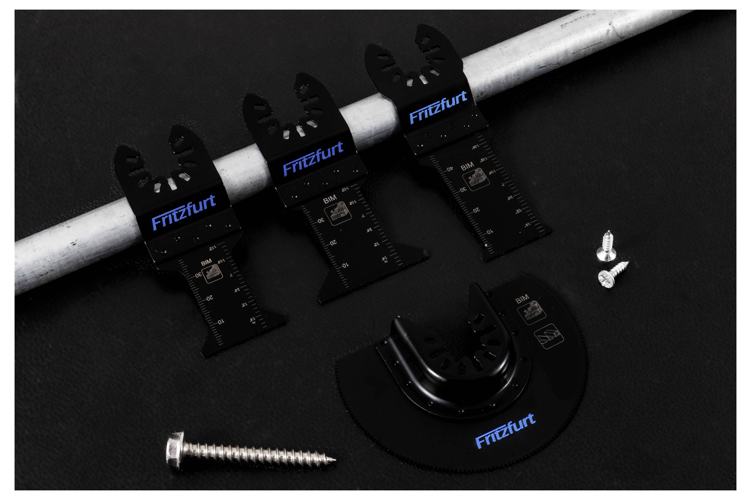 Werkzeuge umfassen Rohrklemmbügel aus Metall, drei schwarze Klemmen, zwei Schrauben und eine Schlitzschraube, alle mit der Aufschrift ‚Fritzfurt' gekennzeichnet.