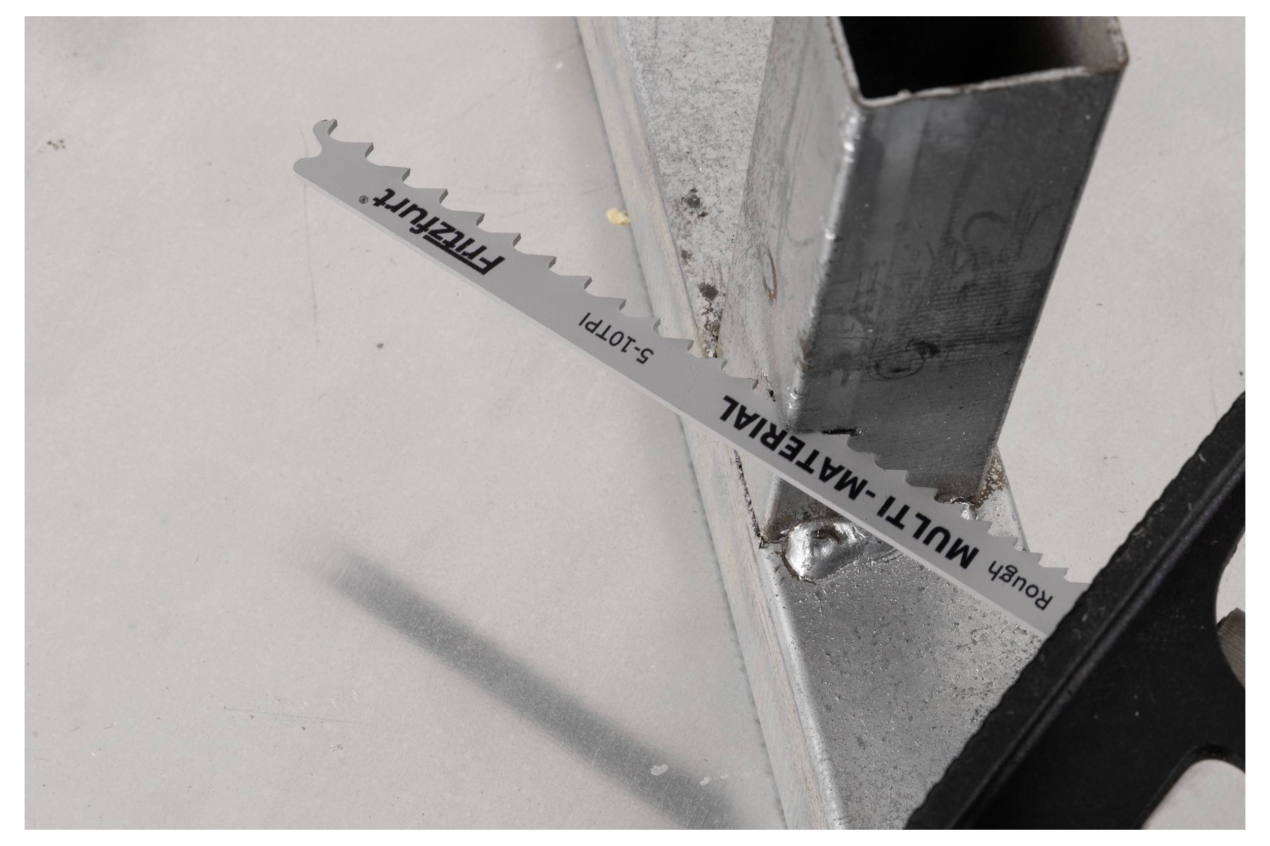 Eine Stichsägeblatt aus Metall, beschriftet mit 