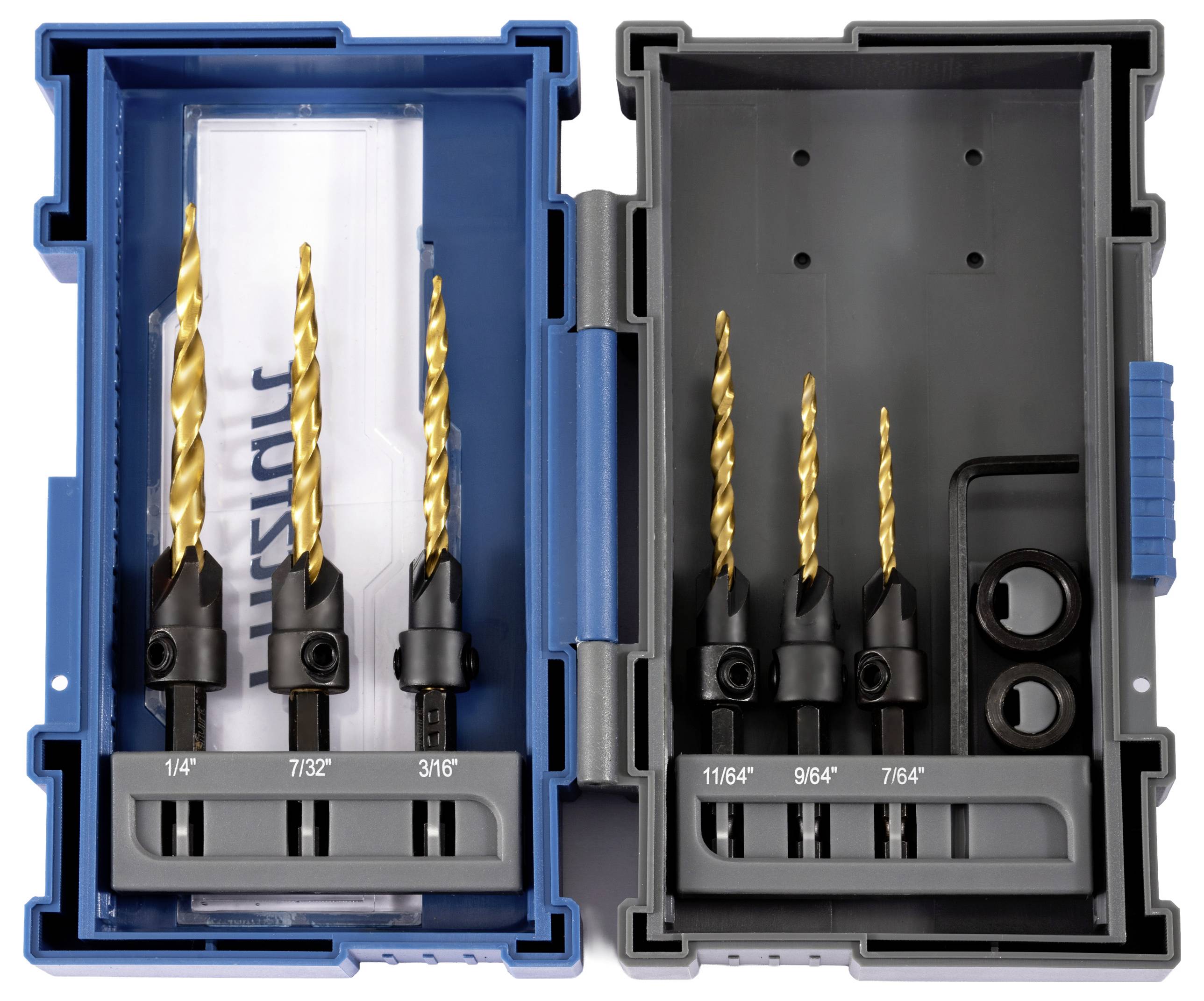 Eine blaue Kunststoffbox ist geöffnet und zeigt sechs Bohrerbits unterschiedlicher Größen sowie zwei zusätzliche Komponenten, die in Fächern angeordnet sind, auf einer weißen Oberfläche.