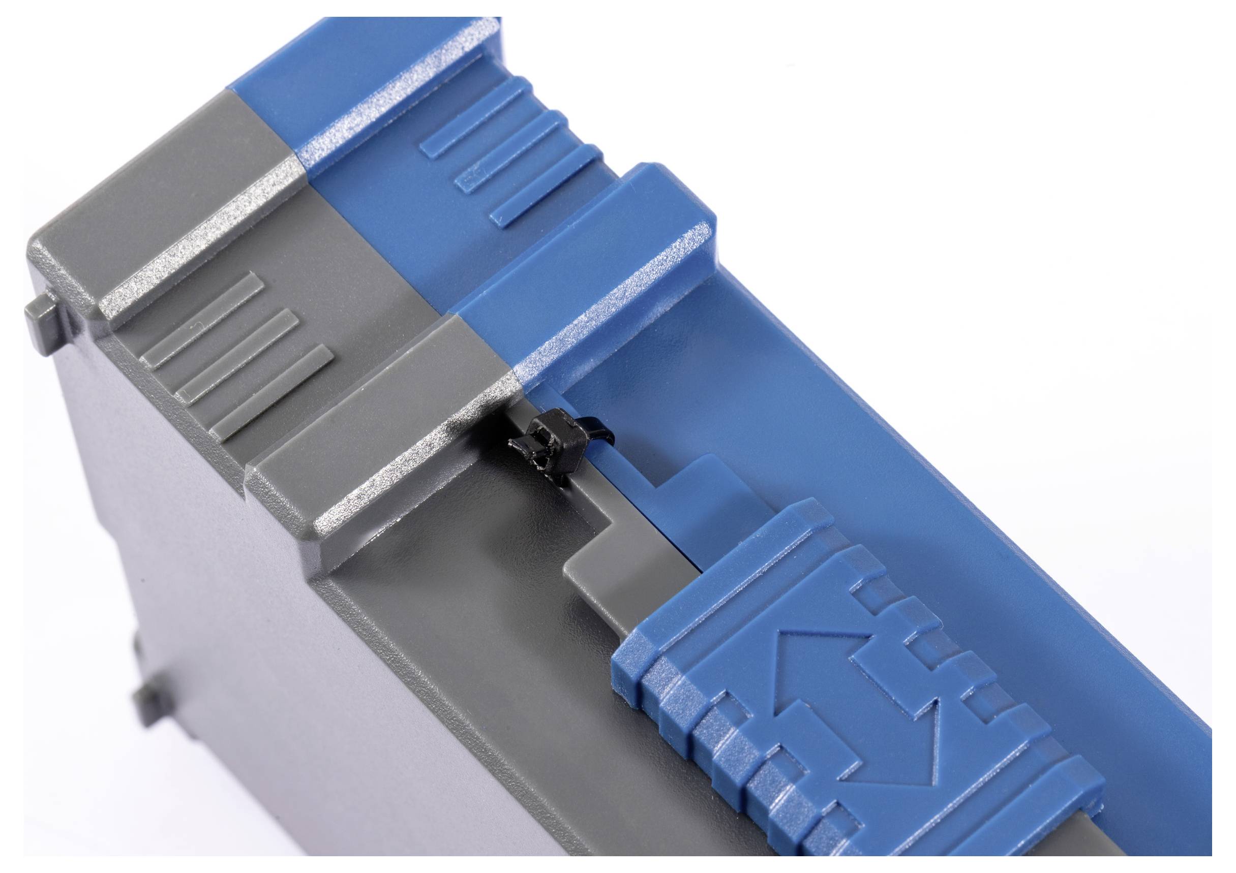 Eine Nahaufnahme eines blauen und grauen elektronischen Geräts mit Anschlussport, die eine strukturierte Oberfläche und ein Gitterdesign zeigt.