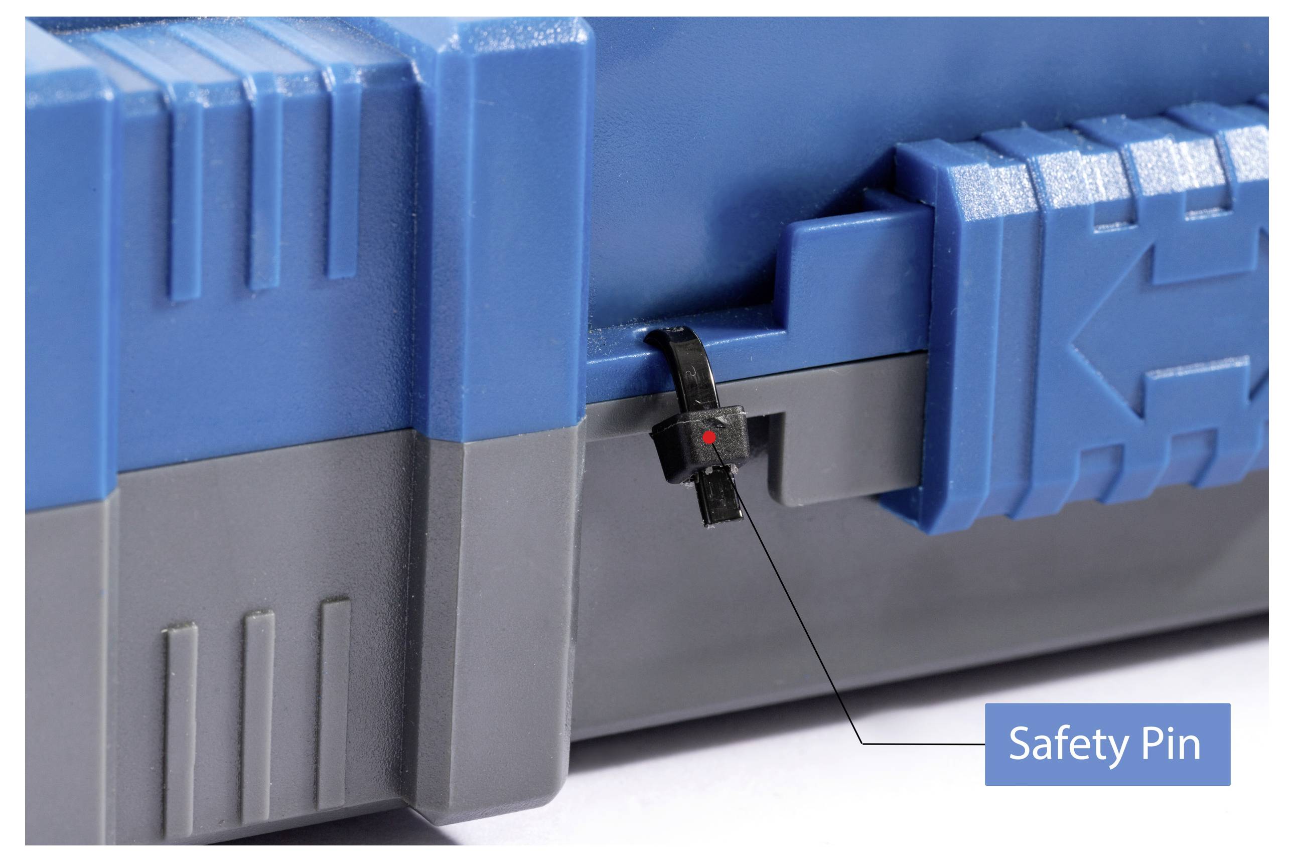 Nahaufnahme einer blauen und grauen Industrievorrichtung mit sichtbarem Sicherheitsnadel-Mechanismus. Eine Beschriftung hebt das 'Sicherheitsnadel'-Feature hervor.