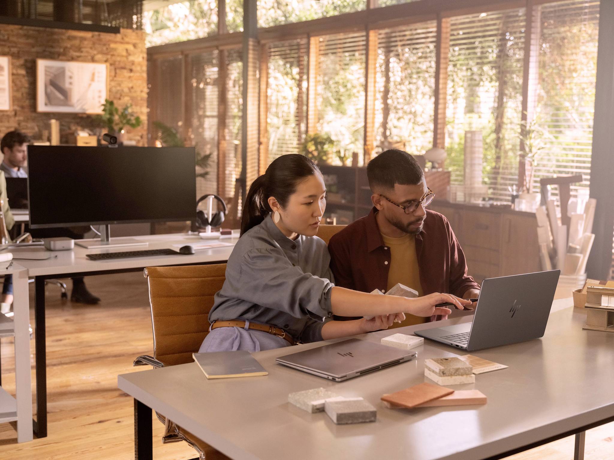 HP Workstation Notebook 35.6 cm (14 Zoll) WUXGA AMD Ryzen AI Max 390 32 GB RAM 1 TB SSD Deutsch, QWERTZ AMD Radeon™ 8050S Silber A3ZQ0ET