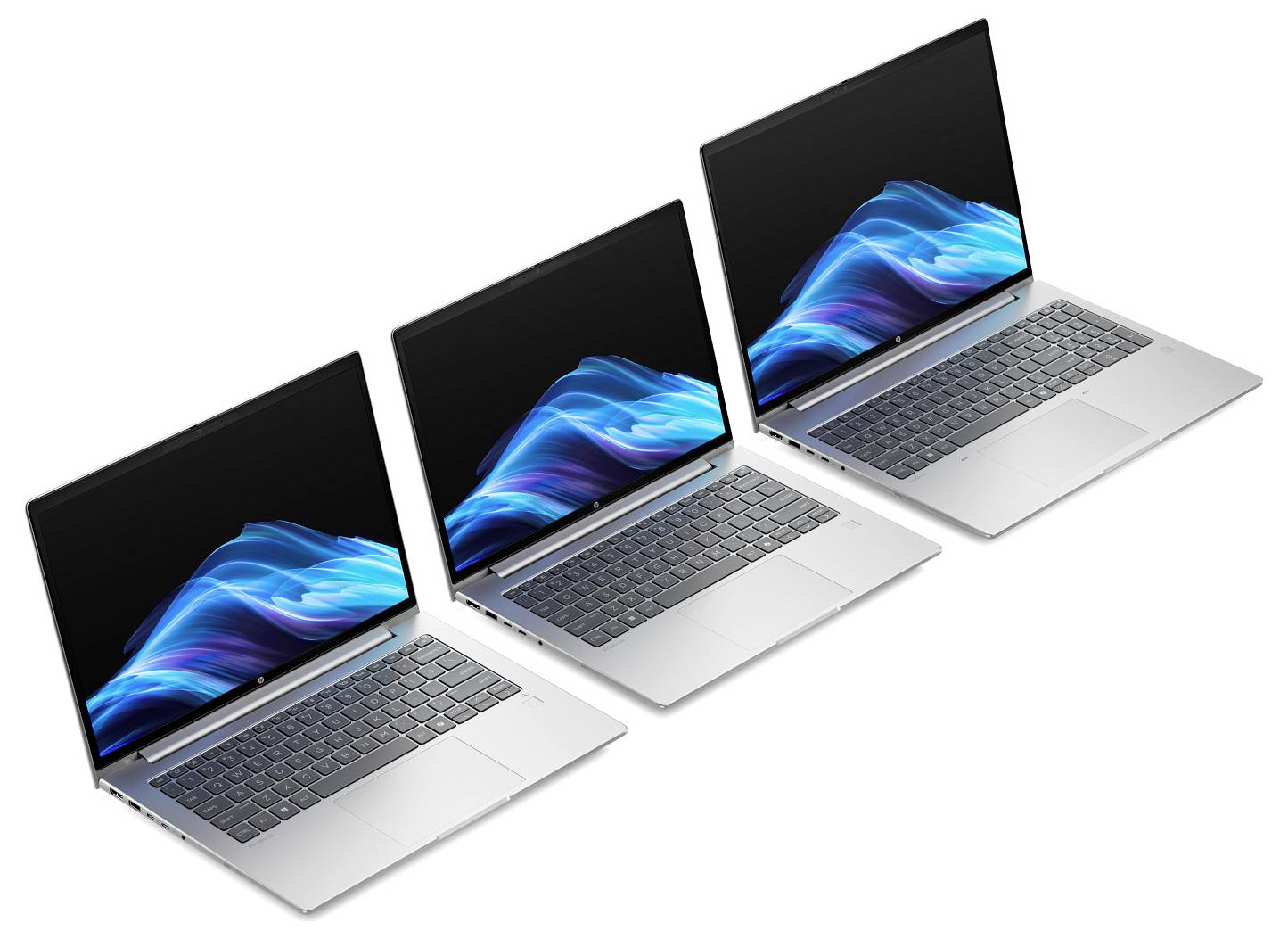 Drei Laptops mit geöffneten Bildschirmen stehen nebeneinander. Auf den Bildschirmen ist ein wellenförmiges, leuchtendes Bild zu sehen.