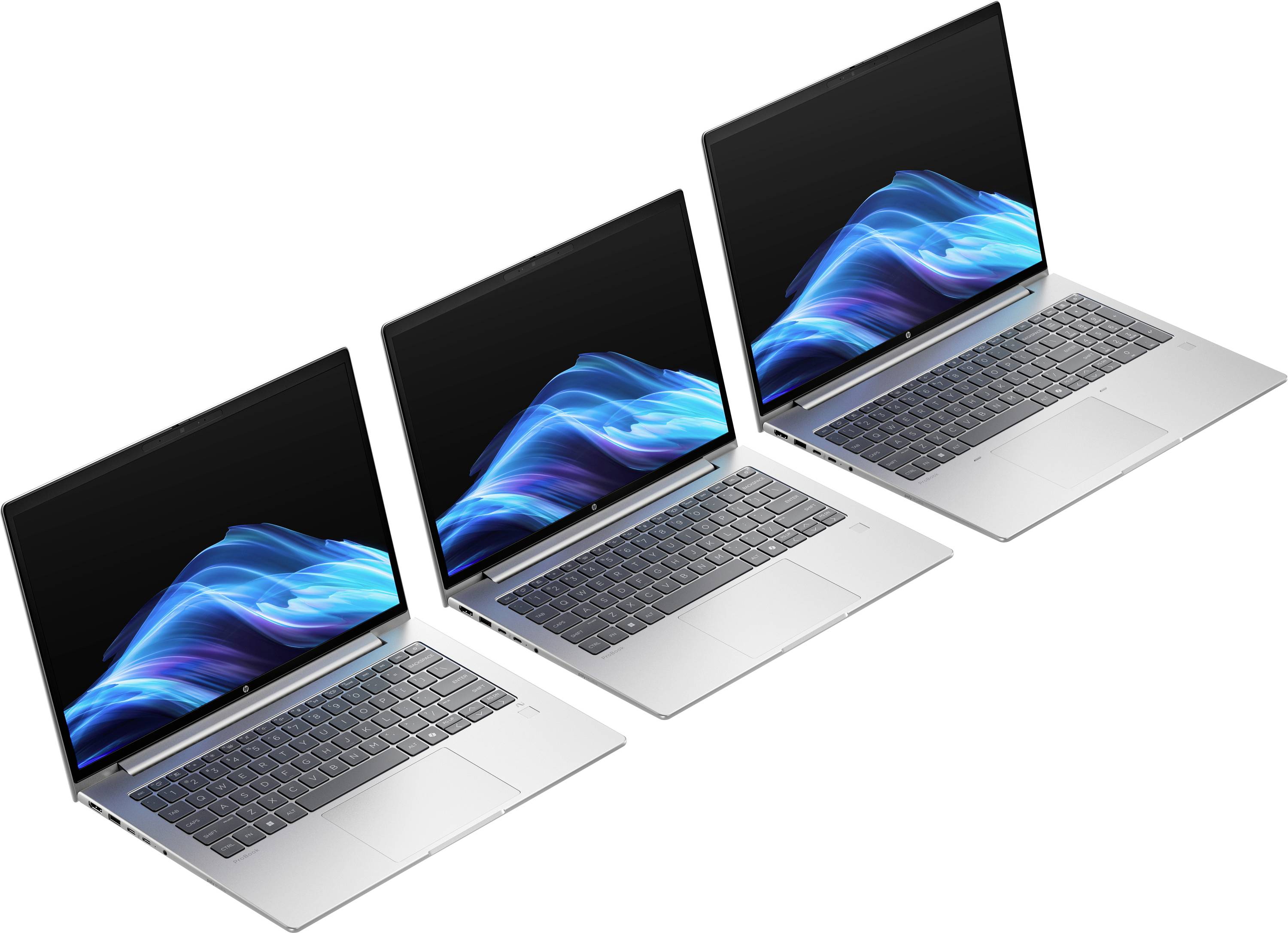 Drei silberne Laptops mit gewellten blauen Designs auf den Bildschirmen, leicht nach rechts geneigt, die eine schlanke und moderne Bauweise präsentieren.
