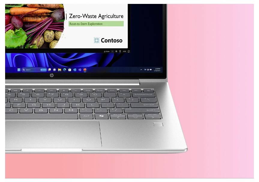 Ein Laptop zeigt eine Präsentationsfolie mit dem Titel 