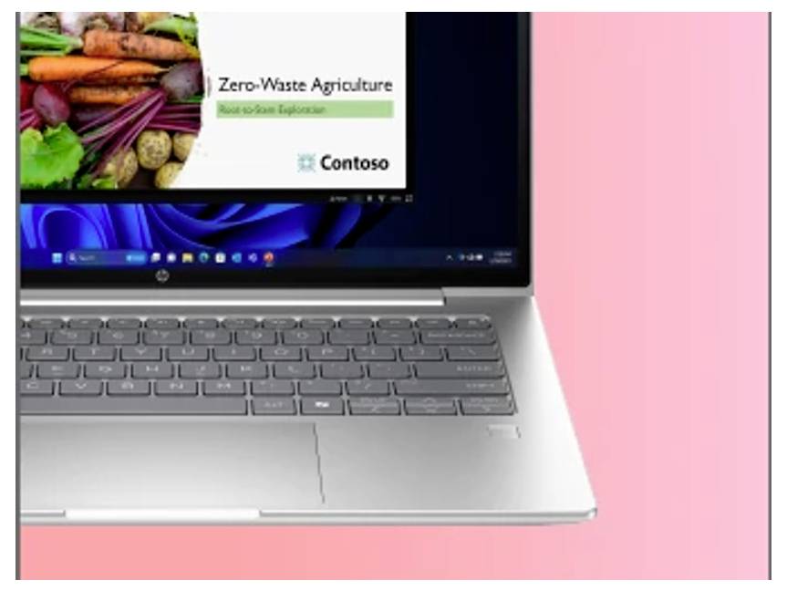 Ein Laptop auf einem pinken Hintergrund zeigt eine Präsentation mit dem Titel „Zero-Waste Landwirtschaft