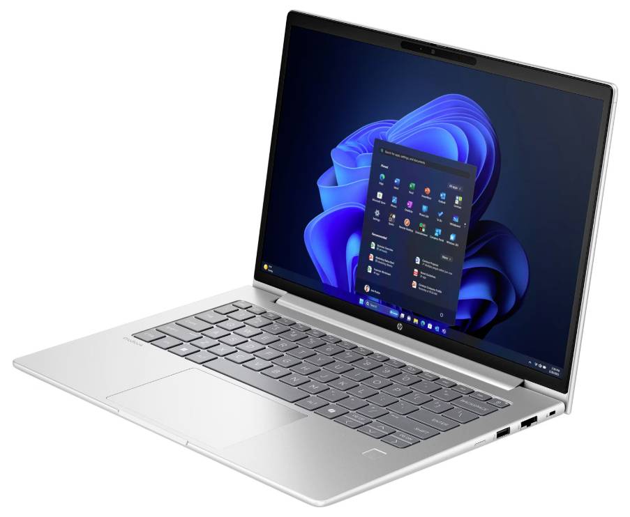Ein silberner Laptop mit geöffnetem Bildschirm zeigt den Startbildschirm von Windows. Icons sind deutlich sichtbar auf dem blauen Hintergrund.