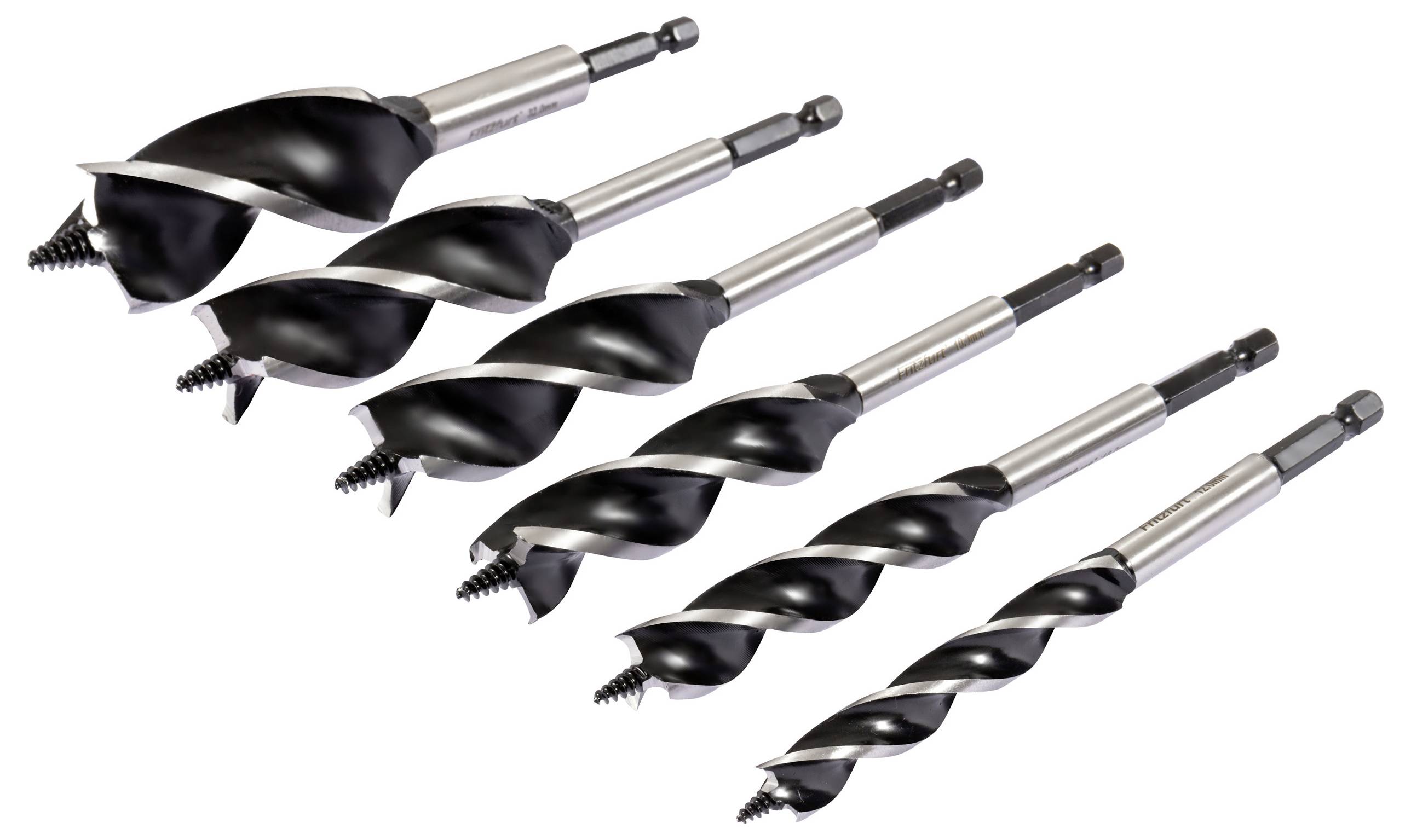 Fünf schwarze und silberne Auger-Bohrer mit unterschiedlichen Größen, diagonal angeordnet und ihre Spiralbohrung sowie Sechskantschaft präsentierend.