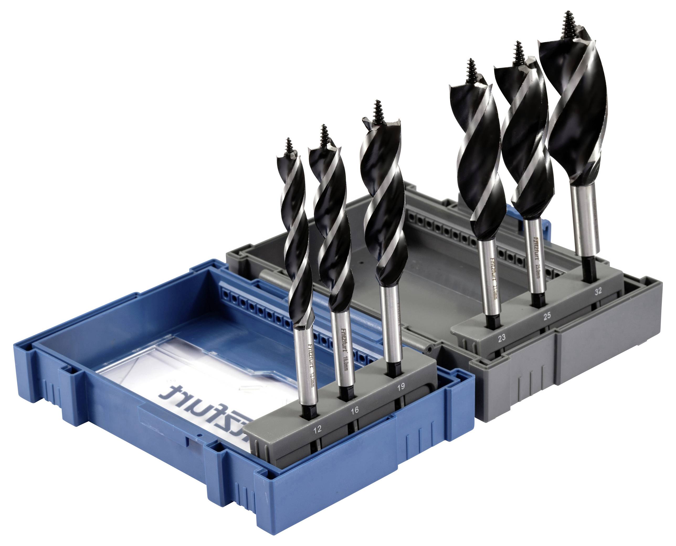 Ein Satz von sechs Spiralbohrern in einer blau-grauen Kunststoffbox, jeder mit Größenangaben von 12 bis 25 mm markiert, auf einer weißen Oberfläche ausgelegt.