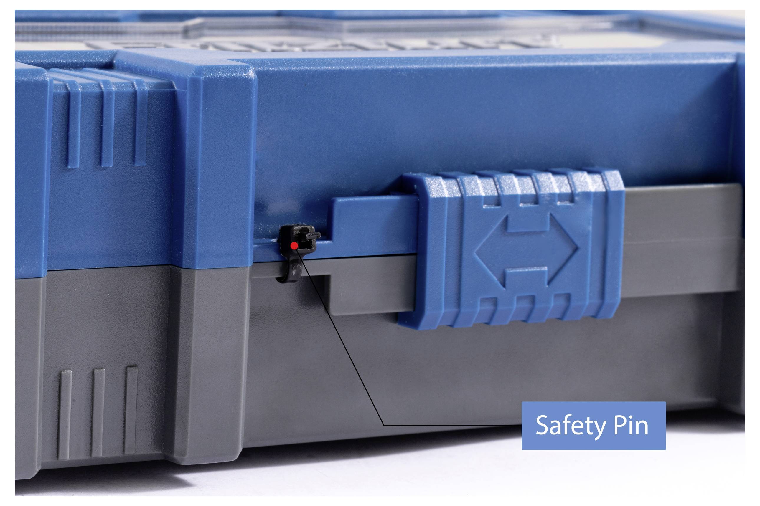 Eine Nahaufnahme einer blauen und grauen Aufbewahrungsbox mit einer Sicherheitsnadel, die mit 