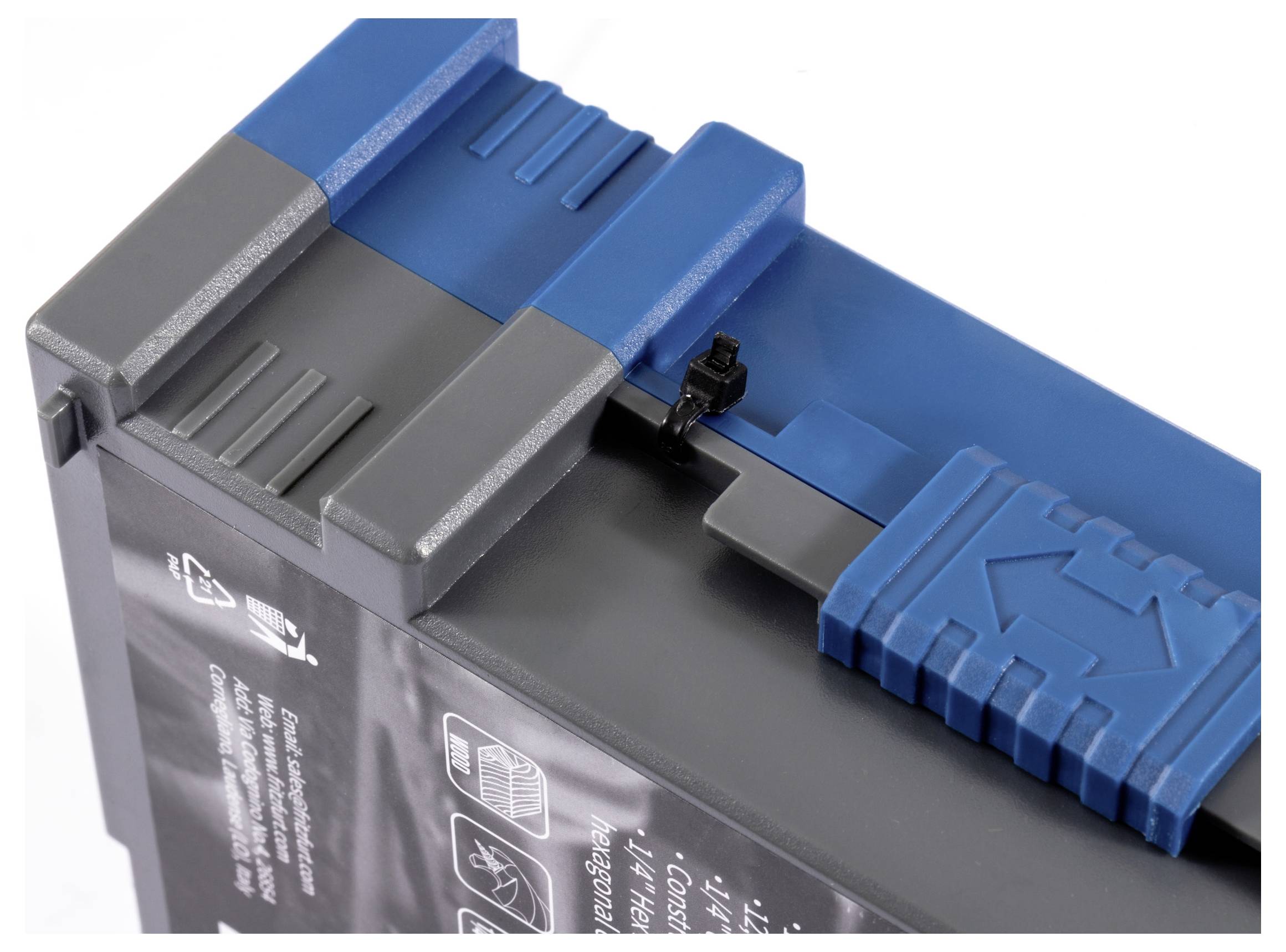 Eine Nahaufnahme einer blauen und grauen Autobatterie mit sichtbaren Anschlüssen und strukturierten Griffen, die ihr robustes Design und ihre Verbindungen betont.