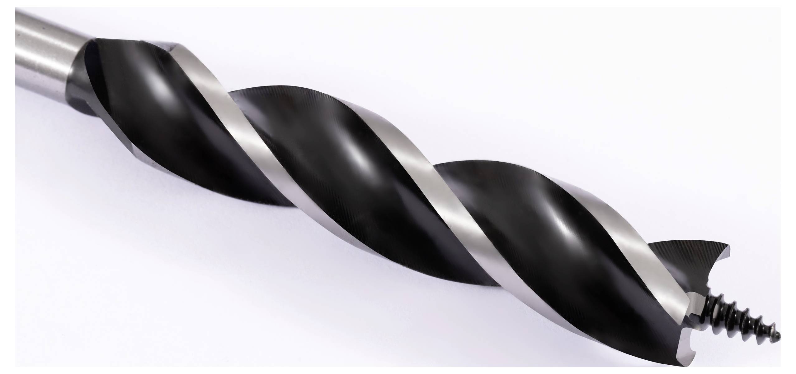 Eine Nahaufnahme eines schwarzen und silbernen Spiralbohrers mit einer scharfen Spitze, der für präzise Bohrvorgänge verwendet wird.