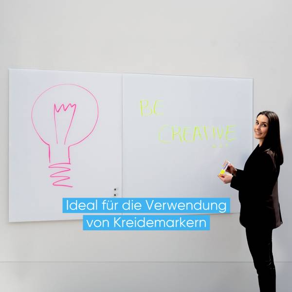 Frau neben Tafel mit Glühbirnenzeichnung und Schriftzug 'BE CREATIVE'. Text darunter: 'Ideal für die Verwendung von Kreidemarkern'.