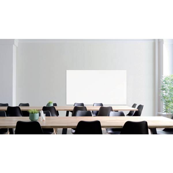 Ein moderner Konferenzraum mit langer Holztischplatte, schwarzen Stühlen, zwei Pflanzen und einem großen weißen Bildschirm an der Wand.