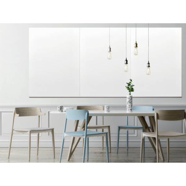 Esszimmer mit Holztisch, vier Stühlen in Blau und Holzfarben, einer Vase mit Pflanze. Hängelampen an der Decke und weiße Wand.