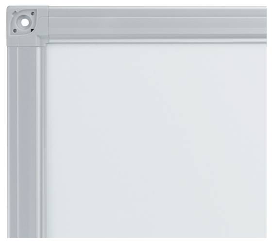 Ein Ausschnitt eines weißen Whiteboards mit einem grauen Metallrahmen in der oberen linken Ecke ist zu sehen.