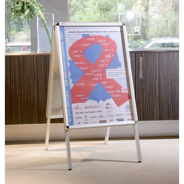 Ein Plakat mit roter Schleife und Logos mehrerer Organisationen zur Unterstützung von HIV/AIDS-Bewusstsein in Deutschland.