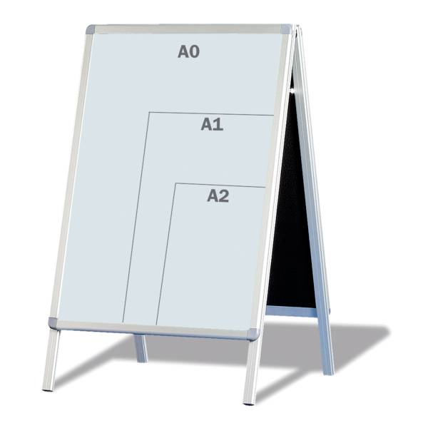 Ein klappbares Plakatdisplay zeigt Formate A0, A1 und A2 auf einem Blatt zur Veranschaulichung der Größenunterschiede.
