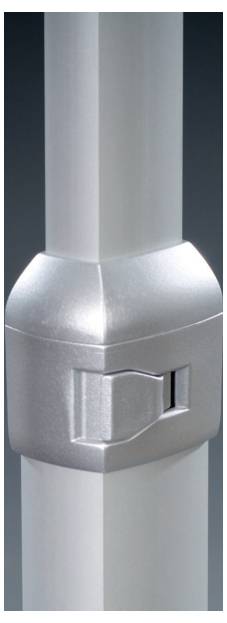 Nahaufnahme eines silbernen Metallpfostens mit einem quadratischen Schalter oder Hebel in der Mitte.