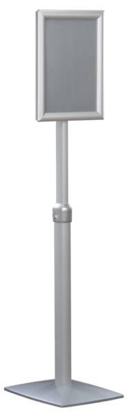 Silbernes Hinweisschild auf einem Standfuß, leerer Rahmen zum Einfügen von Informationen, für Präsentationen oder Ankündigungen geeignet.