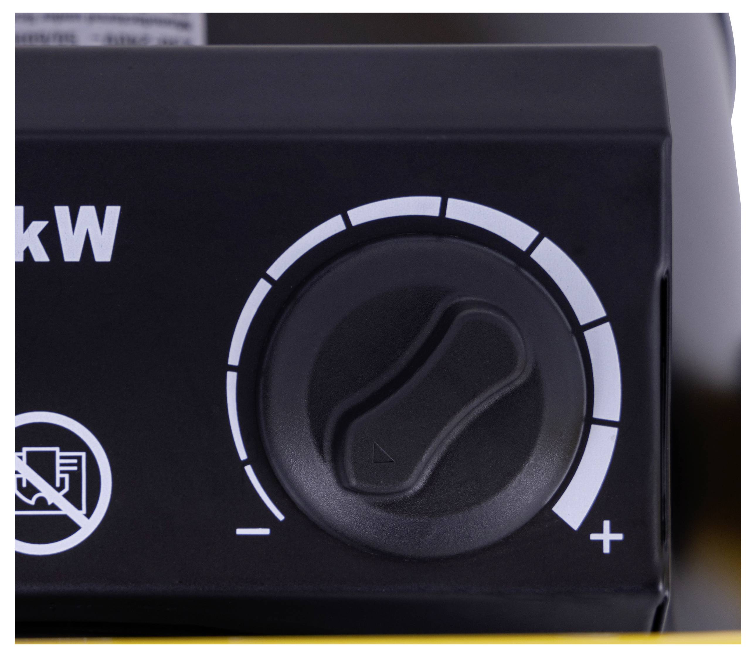 Eine Nahaufnahme eines Reglers an einem Gerät, der mit '+' und '-' Zeichen markiert ist und einstellbare Einstellungen anzeigt, höchstwahrscheinlich für Leistung oder Lautstärke.