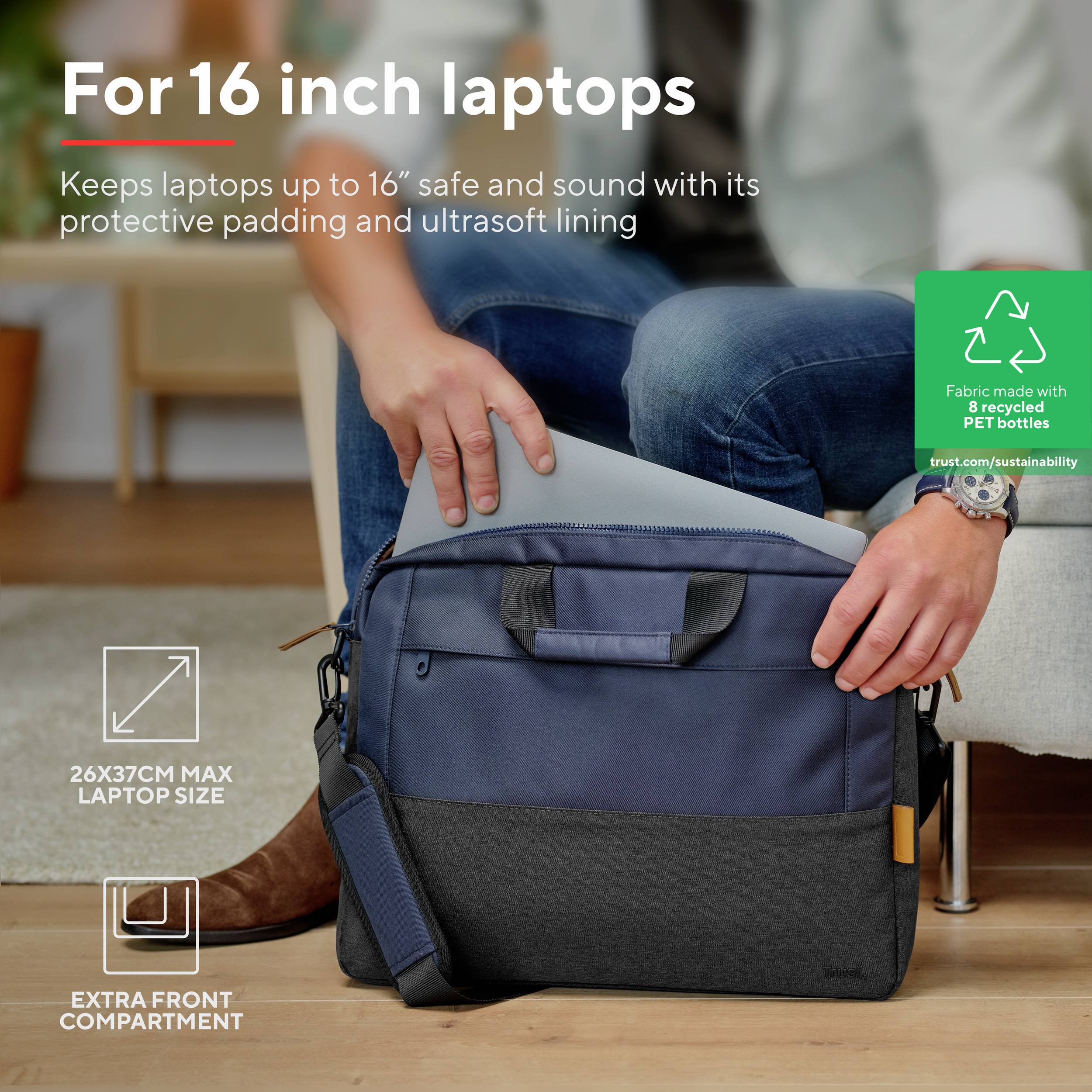 Person legt einen Laptop in eine graue Tasche mit extra Frontfach. Für Laptops bis 16 Zoll, mit umweltfreundlicher Polsterung.