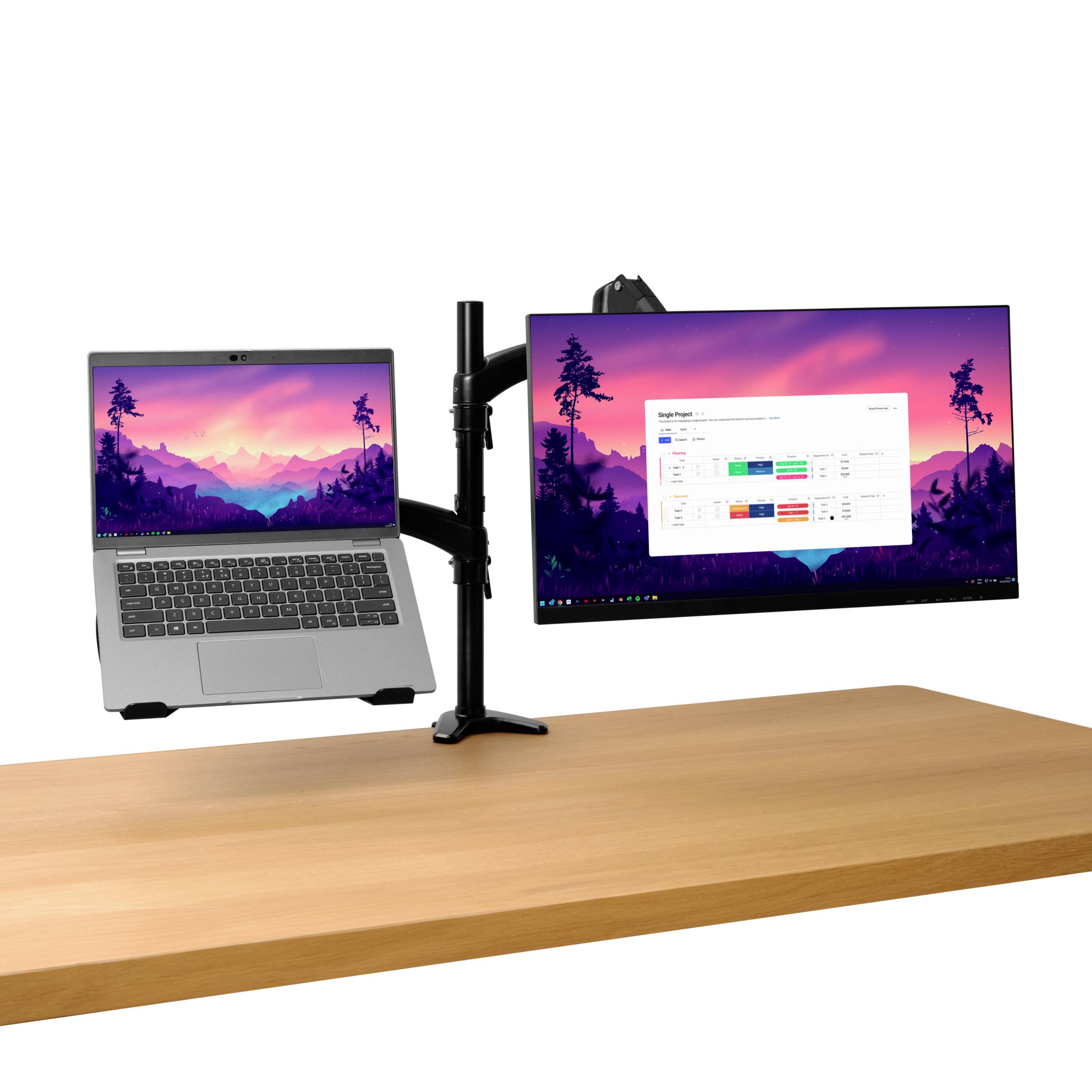 Laptop und Monitor auf einem doppelten Halterungsarm über einem Holztisch. Der Monitor zeigt eine Tabelle mit bunten Diagrammen.