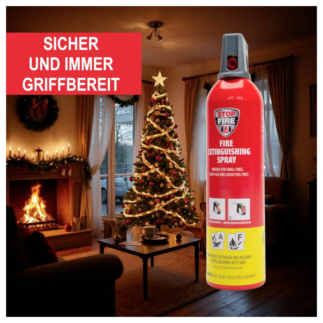 Ein Feuerlöscher-Spray im Vordergrund eines gemütlichen Wohnzimmers mit einem dekorierten Weihnachtsbaum und einem Kamin. Text: 'Sicher und immer griffbereit'.