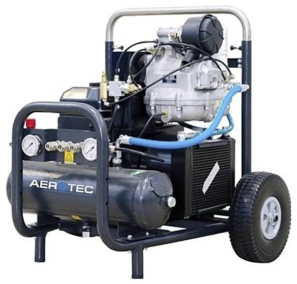Ein tragbarer Luftkompressor mit zwei Manometern, einem blauen Schlauch und Rädern für die Mobilität, Marke 'AEROTEC'.