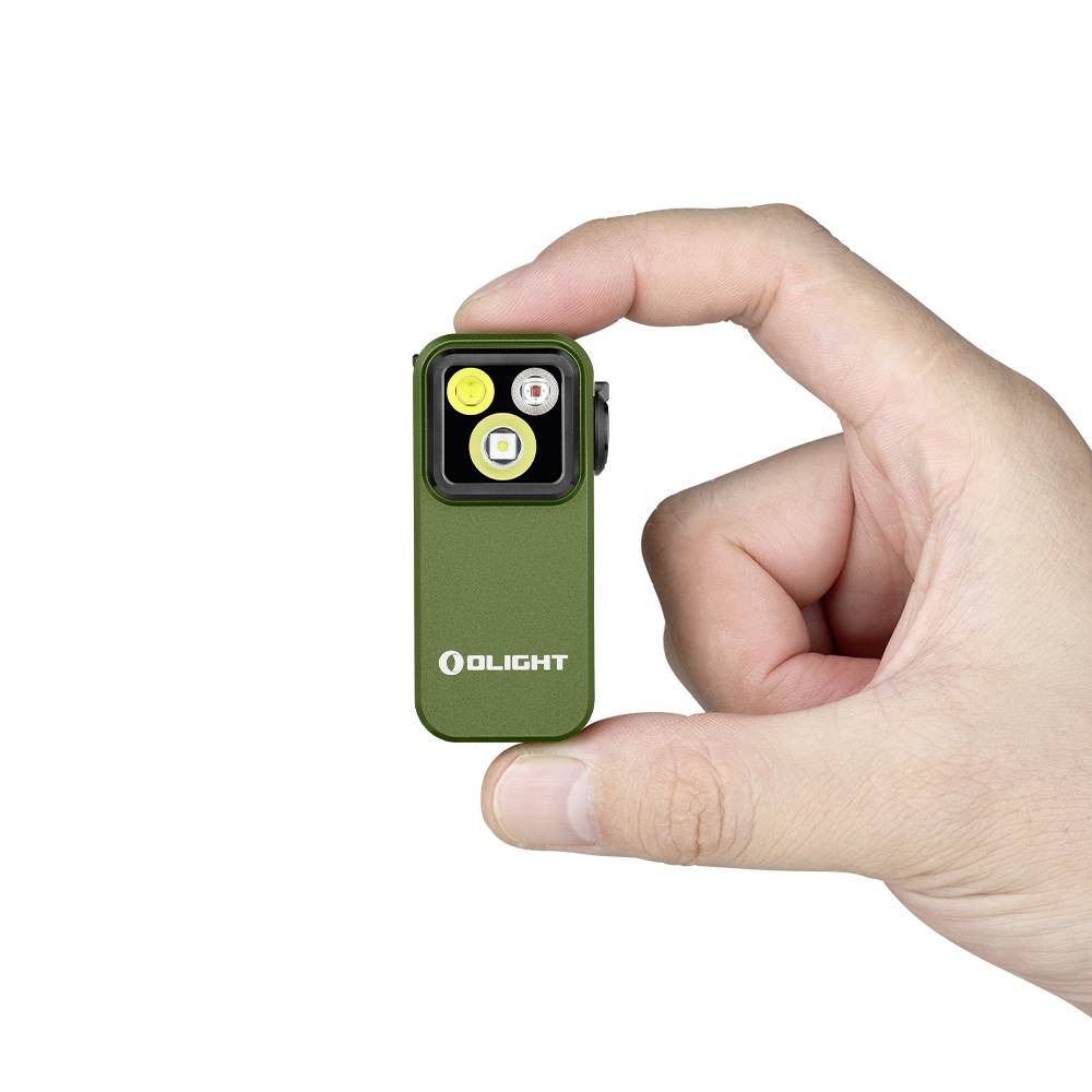 Hand hält eine kleine, grüne Taschenlampe mit drei Leuchtflächen. Die Marke 'Olight' ist auf der Vorderseite sichtbar.