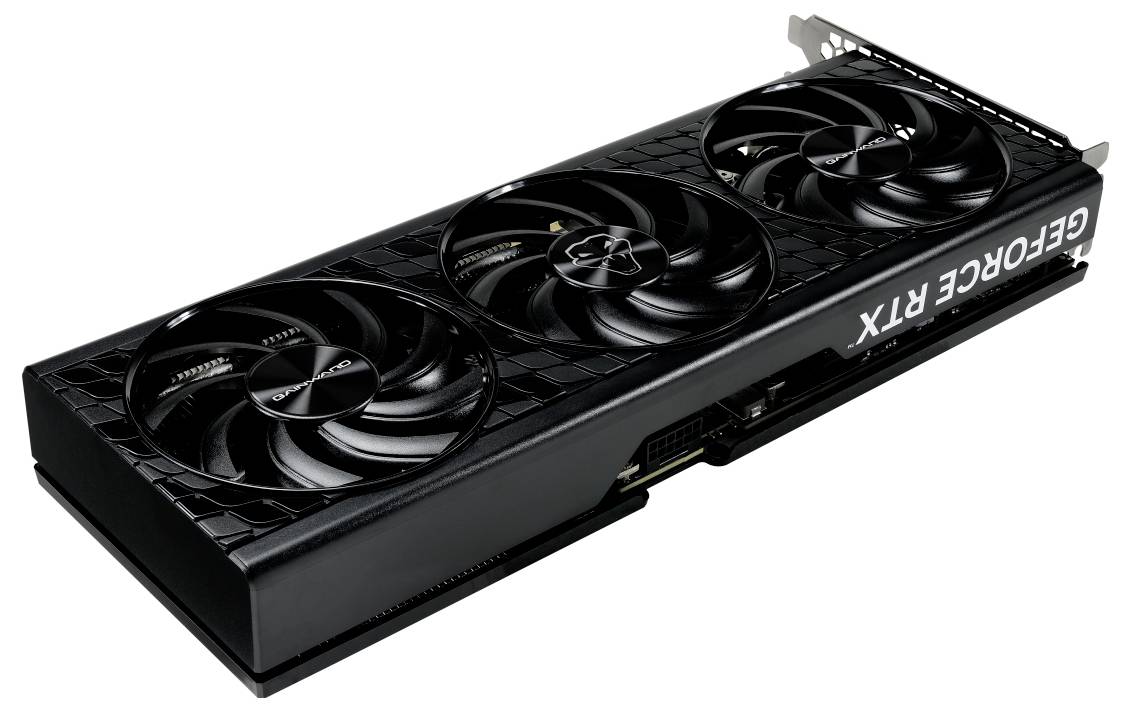 Schwarze Grafikkarte mit drei Lüftern und der Aufschrift 'GEFORCE RTX' an der Seite.