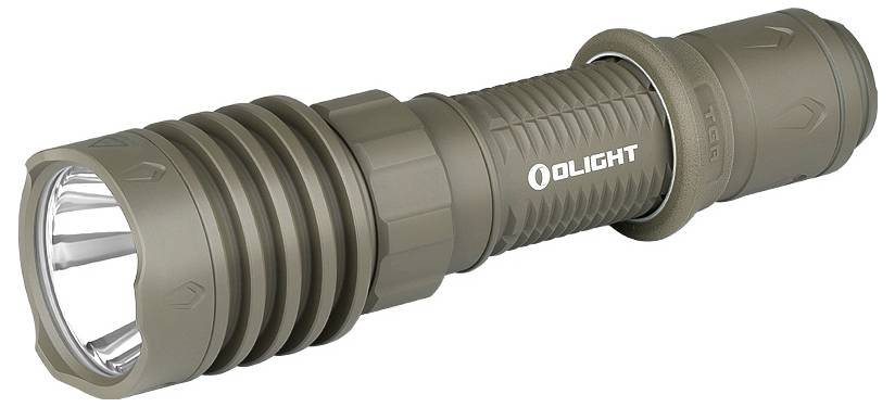 Eine taktische Taschenlampe in Olivgrün, seitlich mit der Aufschrift 'OLIGHT', mit geriffeltem Griff und robustem Gehäuse.